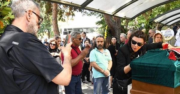 12. Enis Fosforoğlu'nun cenaze töreninde tabutla poz veren Selen Görgüzel ve onun fotoğrafını çeken eşi Hamdi Alkan