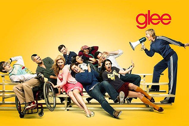 2. Ödüllere doymayan Glee, komedi-müzikal tarzında. İzlerken çok eğleneceğiniz kesin.
