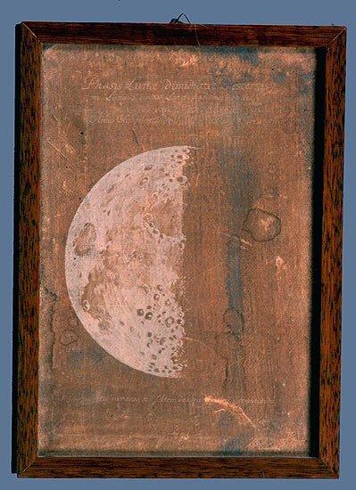 1693-1698 yılları arasında sadece bir teleskopla kendine özgü mavi bir kağıda 300'den fazla ay tasviri çizmiş ve bu çizim koleksiyonuna "Micrographia stellarum faz luna ultra 300" adı verilmiş.