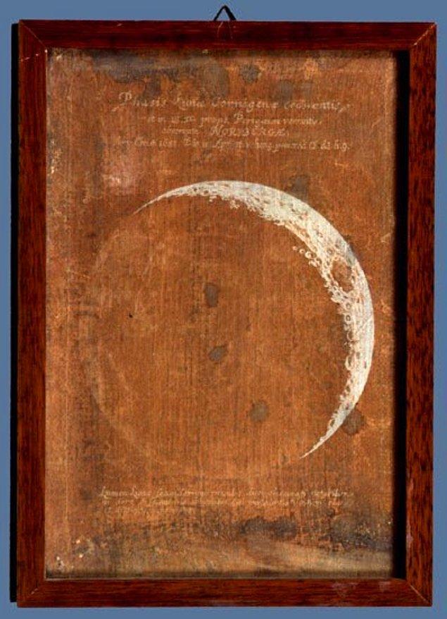 1693-1698 yılları arasında sadece bir teleskopla kendine özgü mavi bir kağıda 300'den fazla ay tasviri çizmiş ve bu çizim koleksiyonuna "Micrographia stellarum faz luna ultra 300" adı verilmiş.