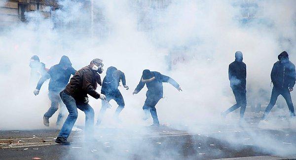 Fransız basının verdiği bilgiye göre, ülkenin dört bir yanına yayılan gösterilere katılanların sayısı 800 bini aştı. Başkent Paris dışında da polisle protestocular arasında arbede yaşandı.