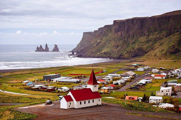 8. İzlanda'da bir dönem, insanların daha fazla iletişim kurmasını sağlamak için Perşembe günleri TV yayınları kaldırıldı.