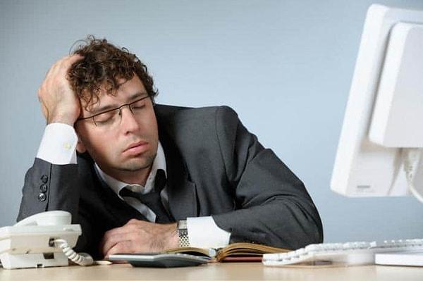 4. "Bir iş görüşmesi esnasında sonucu beklerken uyuyakalmıştım. Biraz garip olsa da patronum işi aldığımı söylemek için beni uyandırmıştı."
