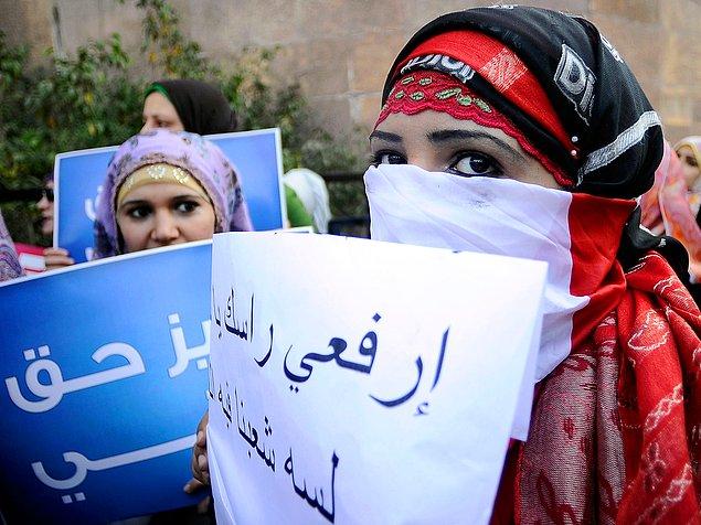 3 yıl önce Mısır'da parlamento üyesi ve anayasa düzenleme komisyonu üyesi Elhamy Agina, üniversiteye başvuran kadınların önce bekaret testine tabi tutulmasını talep etmişti.