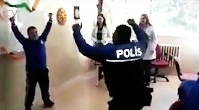 Down Sendromlu Kadir ile Karşılıklı Zeybek Oynayan Polis