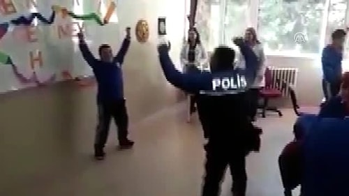 Down Sendromlu Kadir ile Karşılıklı Zeybek Oynayan Polis