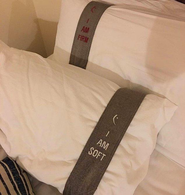 10. "Otel odamdaki yastıkların üstünde yumuşak ve sert olduğunu belirten etiketler var."