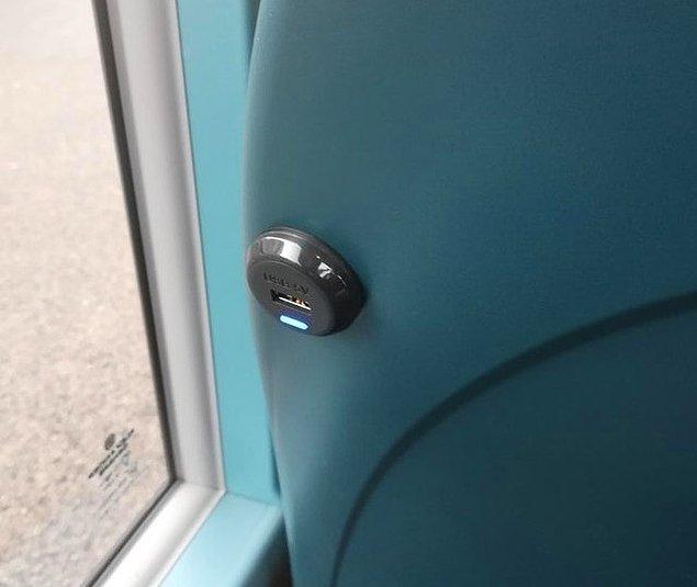 13. Bu toplu taşımada her koltuğun arkasında telefonunuzu şarj edebilmeniz için USB girişleri bulunuyor.