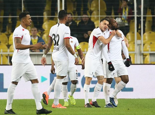 Gençlerbirliği, 9. dakikada Giovanni Sio'nun golü ile maçta öne geçti.