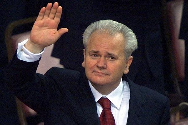 Slobodan Miloşeviç, Kosova'da bağımsızlık isteyen Arnavutların orantısız şiddet kullanılarak bastırılmasından sorumlu tutuluyordu.