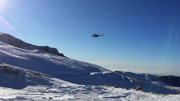 Aramalara, hava koşullarının elverişli olduğu zamanlarda Jandarma İnsanlı Keşif Uçağı (JİKU) ve iki helikopter havadan destek veriyor.