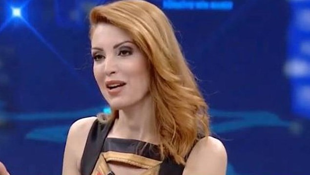 Türkiye Cumhuriyeti için "Katil devlet" ifadesini kullanmasının ardından büyük tepki toplayan ve bir süre Habertürk ekranlarına çıkmayan Nagehan Alçı, geçtiğimiz günlerde tekrar canlı yayınlarda boy göstermeye başlamıştı.
