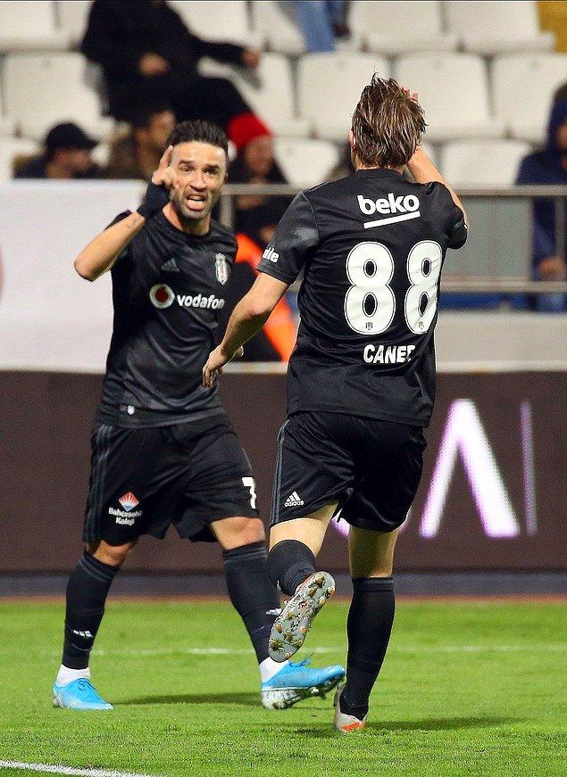 Beşiktaş, 39. dakikada Caner Erkin ile golü buldu. Gökhan Gönül'ün sağ kanattan yaptığı ortaya gelişine vuran Caner Ekin, skoru eşitledi: 1-1.