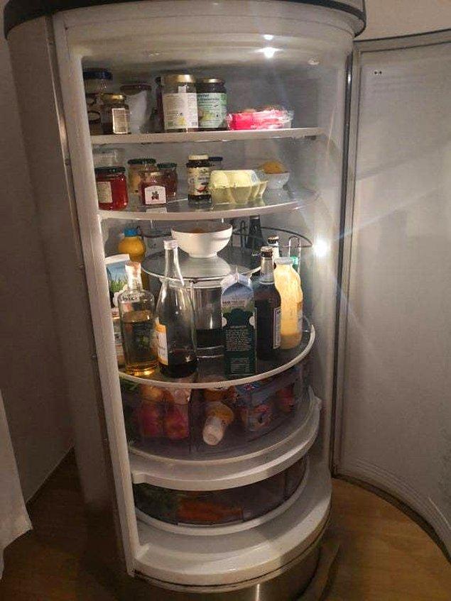 3. Rafları dönen bu buzdolabında hiçbir yiyeceğin gözünüzden kaçma ihtimali yok...