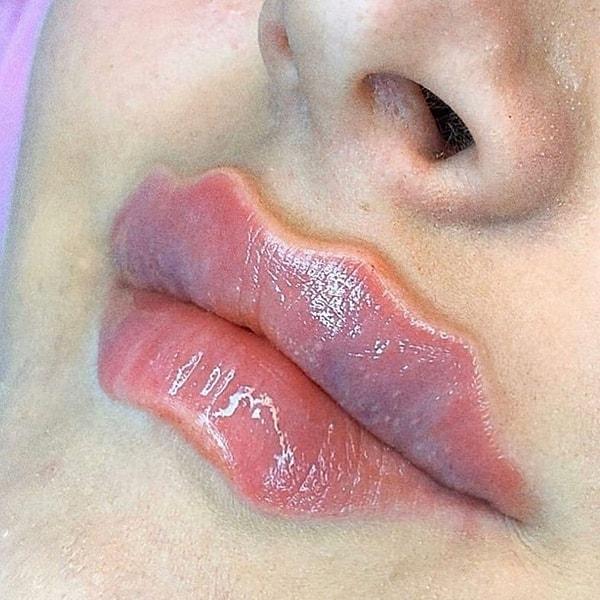 Önce alt dudağı üst dudağın tam yansıması yapmaya çalışarak başlayan trend, dudak kenarlarına da sıçradı.