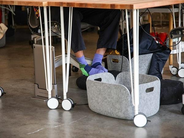 Aynı zamanda çalışanların masalarının altında ayakları için özel minderler de bulunuyor.