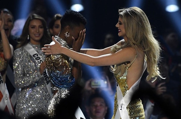 Aynı zamanda 2011’de Miss Universe tacını takan Leila Lopes’den bu yana kraliçe seçilen ilk siyahi kadın...