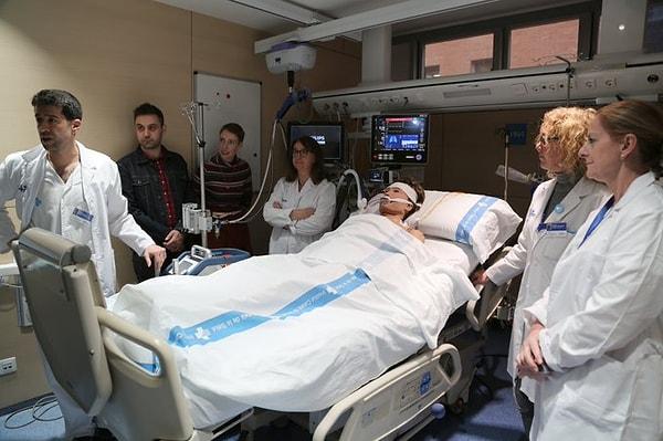 Barselona'daki Vall d'Hebron Hastanesi’ne kaldırılan Audrey’nin vücut sıcaklığı 30 dereceye çıkartılıyor ve ardından elektroşokla kalbinin yeniden atması sağlanıyor.
