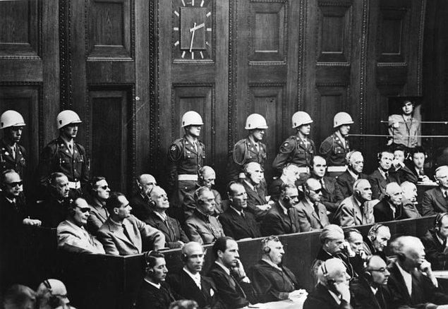1946 - Nürnberg Uluslararası Askerî Ceza Mahkemesi'nin ikinci aşaması "Doktorlar'ın Duruşmaları"yla başladı. Bu duruşmalarda insanlar üzerinde deneyler yapan Nazi doktorlar yargılandılar.