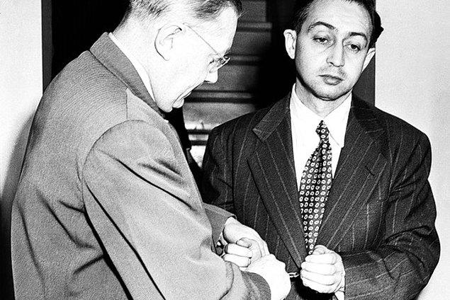1950 - Soğuk Savaş: Harry Gold, II. Dünya Savaşı sırasında, atom bombasının sırlarını Sovyetler Birliği'ne verdiği için 30 yıl hapisle cezalandırıldı.