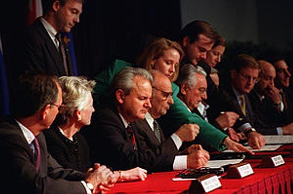 1995 - Savaşın tarafları Alia İzzetbegoviç (Bosna), Slobodan Milošević (Sırbistan), ve Franjo Tuđman (Hırvatistan) arasında Dayton Antlaşması, Dayton-Ohio'da (ABD) imzalandı. Eski Yugoslavya'da son üç yıldır süren savaş sona erdi.