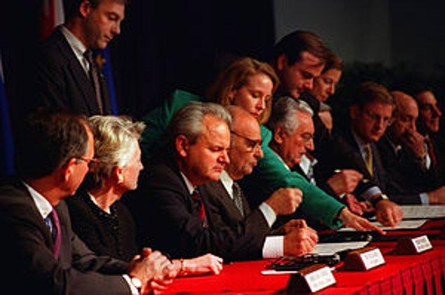 1995 - Savaşın tarafları Alia İzzetbegoviç (Bosna), Slobodan Milošević (Sırbistan), ve Franjo Tuđman (Hırvatistan) arasında Dayton Antlaşması, Dayton-Ohio'da (ABD) imzalandı. Eski Yugoslavya'da son üç yıldır süren savaş sona erdi.