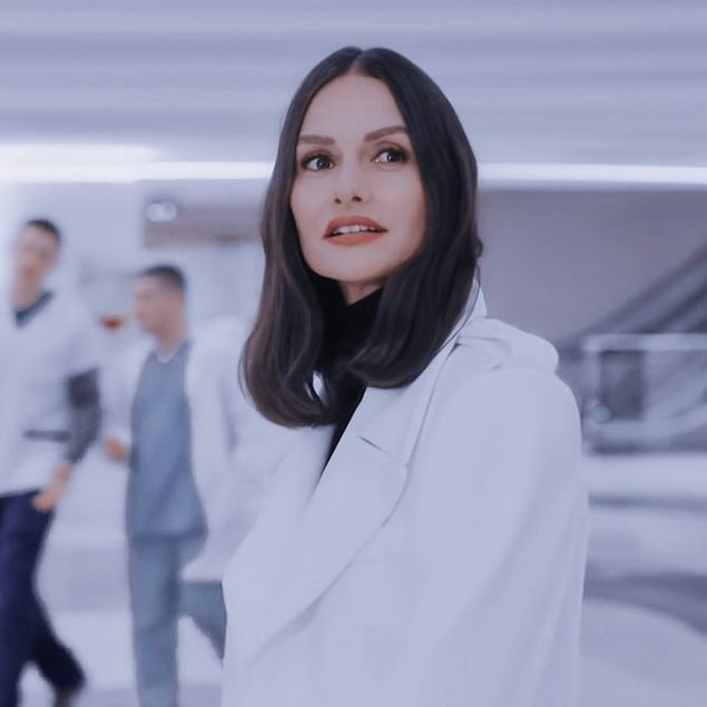 Doktor Ela'yı vallahi özlemişiz. Bakalım hayatında neler değişmiş, neler yapmış? Kız bize diğer doktorlardan da haber getirmişsindir umarım. Heyecanla bekliyoruz! 😂