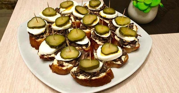 2. Канапе со шпротами и сыром