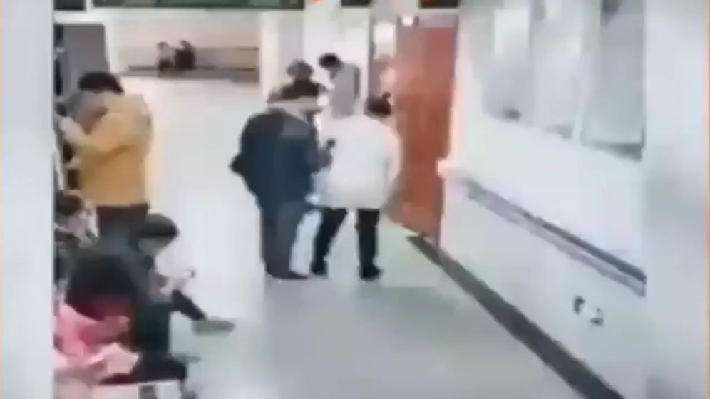 Ayakta Kalan Hamile Eşine Sandalye Olan Adam Gibi Adam!