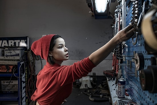 🔧 Hayali Kendi Tamirhanesini Açmak: Otomobil Servisinde Çalışan 17 Yaşındaki Melike Nur ile Tanışın!