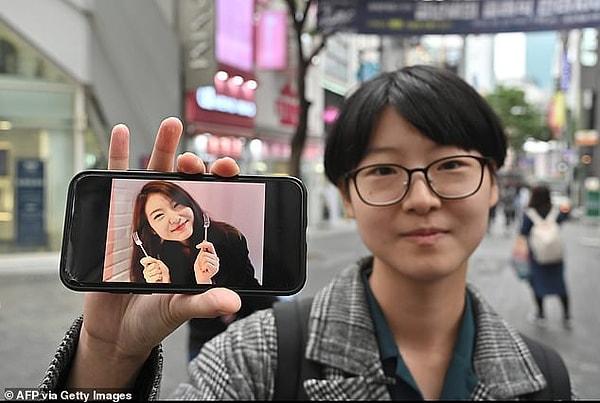 Ülkede önemli bir takipçi kitlesi bulunan YouTuber Yoon Ji-hye de kadınların çocuğa benzemeleri, iş ve söz hakkı olan konularda pasif olmaları ve aynı zamanda daha çekici görünmelerinin toplum tarafından beklendiğini söylüyor.
