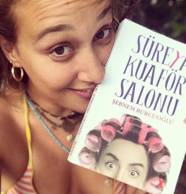 11. Gupse Özay, Şebnem Burcuoğlu'nun Süreya Kuaför Salonu kitabını tavsiye ediyor.