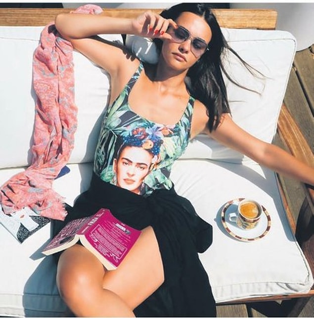 19. Hande Soral, Barbara Mujica'nın Frida adlı kitabını okurken...