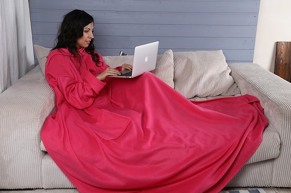 7. Теплый плед с рукавами