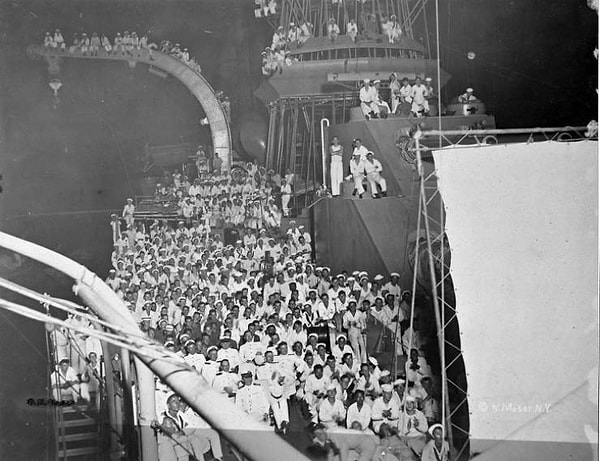 4. Члены экипажа наслаждаются фильмом на корме одного из линкоров, 1918 год