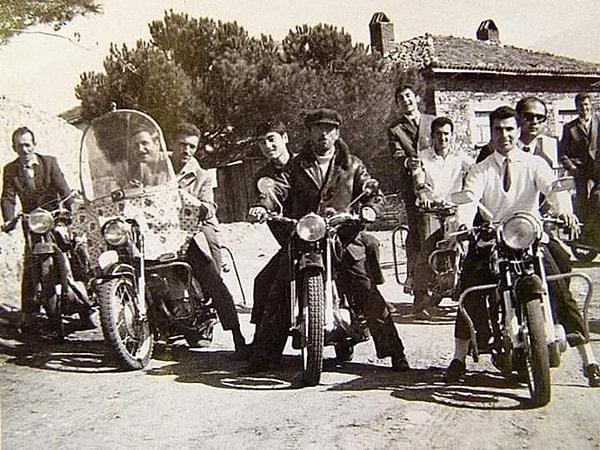 3. Eşme'de motorsikletleri ile gezen bir arkadaş grubu, Uşak, 1967.