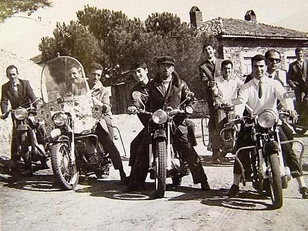 Eşme'de motorsikletleri ile gezen bir arkadaş grubu, Uşak, 1967.