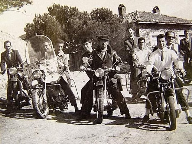 3. Eşme'de motorsikletleri ile gezen bir arkadaş grubu, Uşak, 1967.