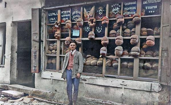 6. Amerikan fırınının önü, İstanbul, 1922.
