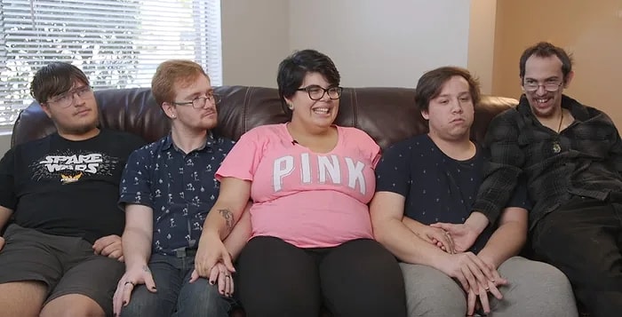 Женщина, которая встречается одновременно с четырьмя мужчинами, беременна первенцем