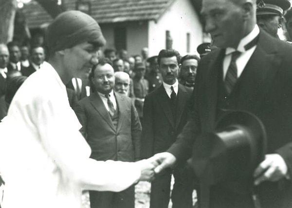 19. Mustafa Kemal Atatürk, Tuzla'da bir öğretmen ile el sıkışırken, İstanbul, 1928.