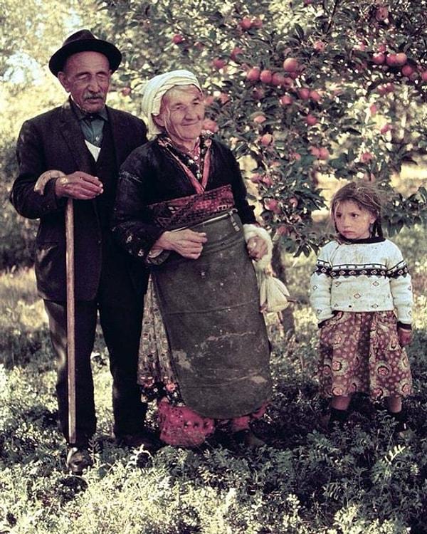 20. Aşık Veysel, kız kardeşi ve torunu ile birlikte meyve bahçesinde, Sivas, 1970.