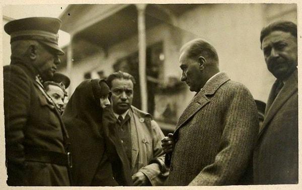 22. Mustafa Kemal Atatürk bir vatandaşın derdini dinlerken, Edirne, 1930.