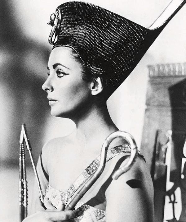 7. Cleopatra'nın filmlerde yansıtıldığının aksine birçok tarihçi tarafından güzel olmadığı düşünülüyor. Paraların üstündeki görüntü de çirkin olduğu doğrultusunda yansıtılmıştır ve Plutarch da Cleopatra'nın güzelliğinin özel olmadığını iddia etmiştir.