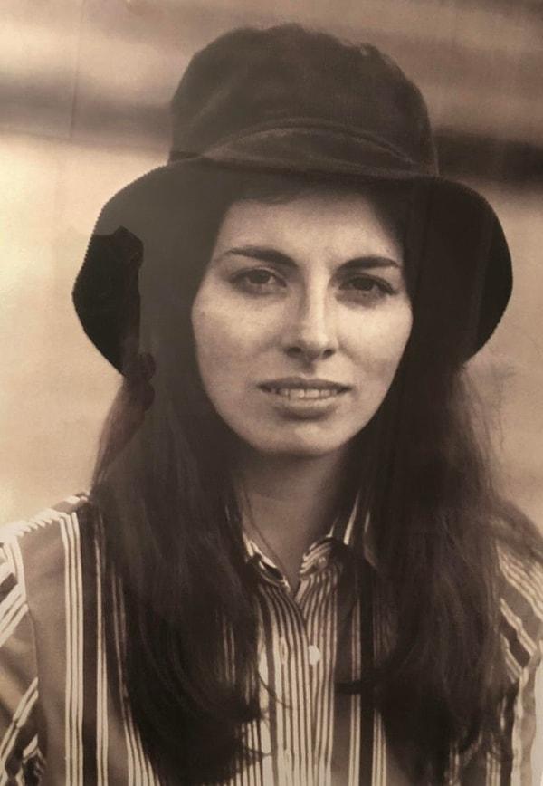 18. "60'lı yıllarda annem. Elimde olan birkaç fotoğrafından bir tanesi."