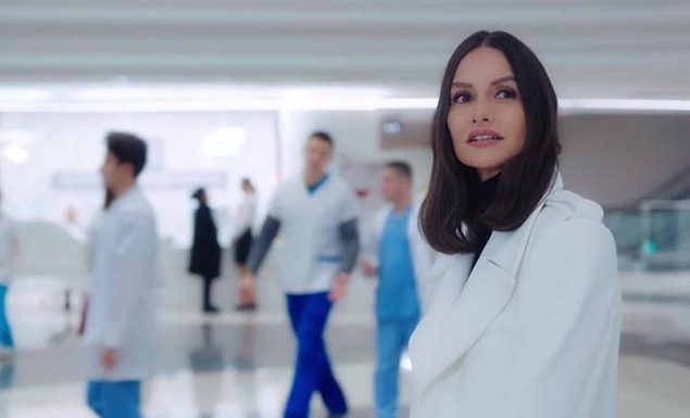 13. Yasemin Ergene Özilhan, reyting rekorları kıran "Mucize Doktor" dizisinin kadrosuna yine "Doktor Ela" karakteriyle dahil oldu.