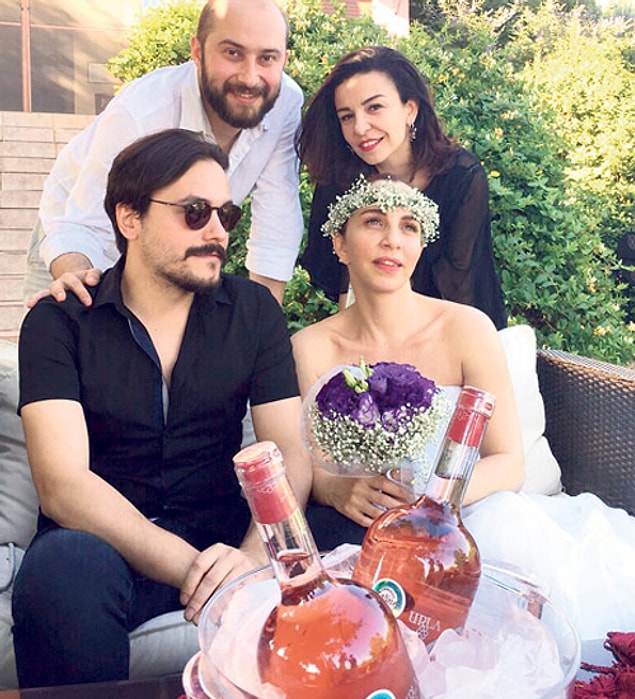 1. 2015 yılının Temmuz ayında Sertab Erener, kendisinden 20 yaş küçük gitarist sevgilisi Emre Kula ile dünya evine girdi. Demir Demirkan ile 18 yıllık ilişkisini bitirip kısa bir süre sonra evlenmesi herkesi çok şaşırtmıştı.
