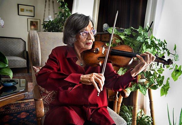 Türkiye'nin en iyi keman virtüözlerinden biri olan devlet sanatçısı 83 yaşındaki Suna Kan, bildiğiniz gibi geri kalan yaşamını huzurevinde geçiriyor.