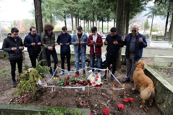 Güleda Cankel'in mezarına kırmızı gül ve çiçek buketi bırakan arkadaşları dua ettikten sonra anne Vefaret Cankel'e taziyelerini iletti.