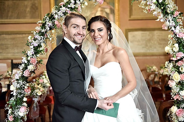 12. Caner Erkin ve Şükran Ovalı da 2017'de evlenenlerden. Roma'da dünya evine giren çiftin bir de çocukları var. İlk eşi Asena Atalay'dan çok çeken ünlü futbolcu, Şükran Ovalı'da mutluluğu yakaladı. Allah daim etsin...